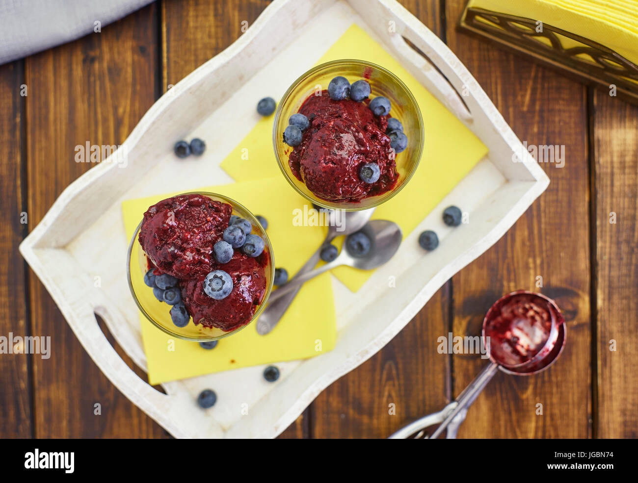 Bacche rosse sorbetto nelle due bicchieri Foto Stock