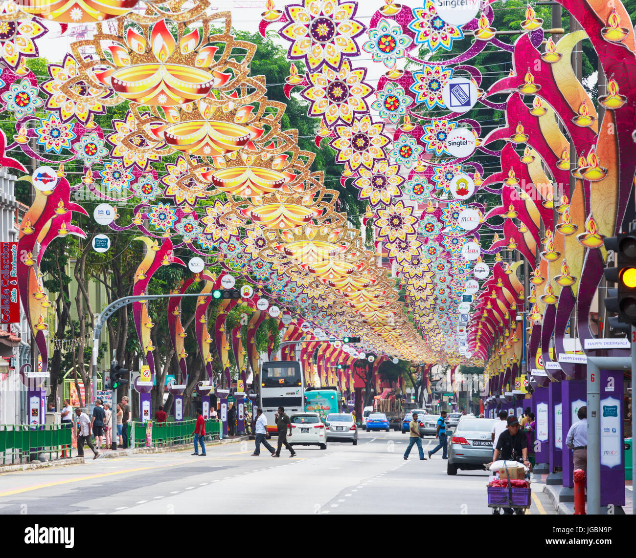Repubblica di Singapore. Serangoon Road, la principale arteria della zona conosciuta come Little India. Le decorazioni sono per il Deepwali festival indù. Foto Stock
