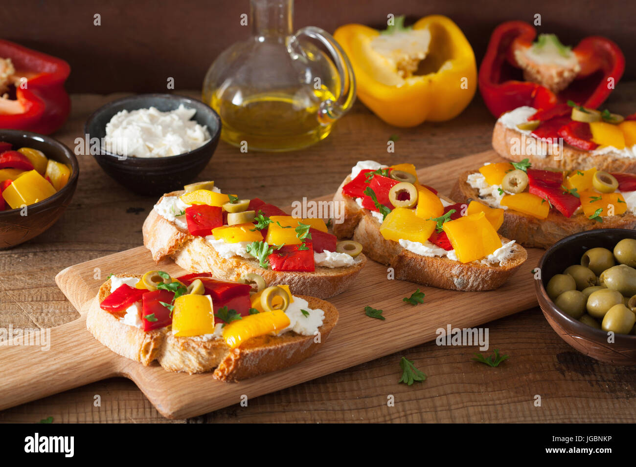 Italian Bruschetta con peperoni arrosto formaggi di capra olive Foto Stock