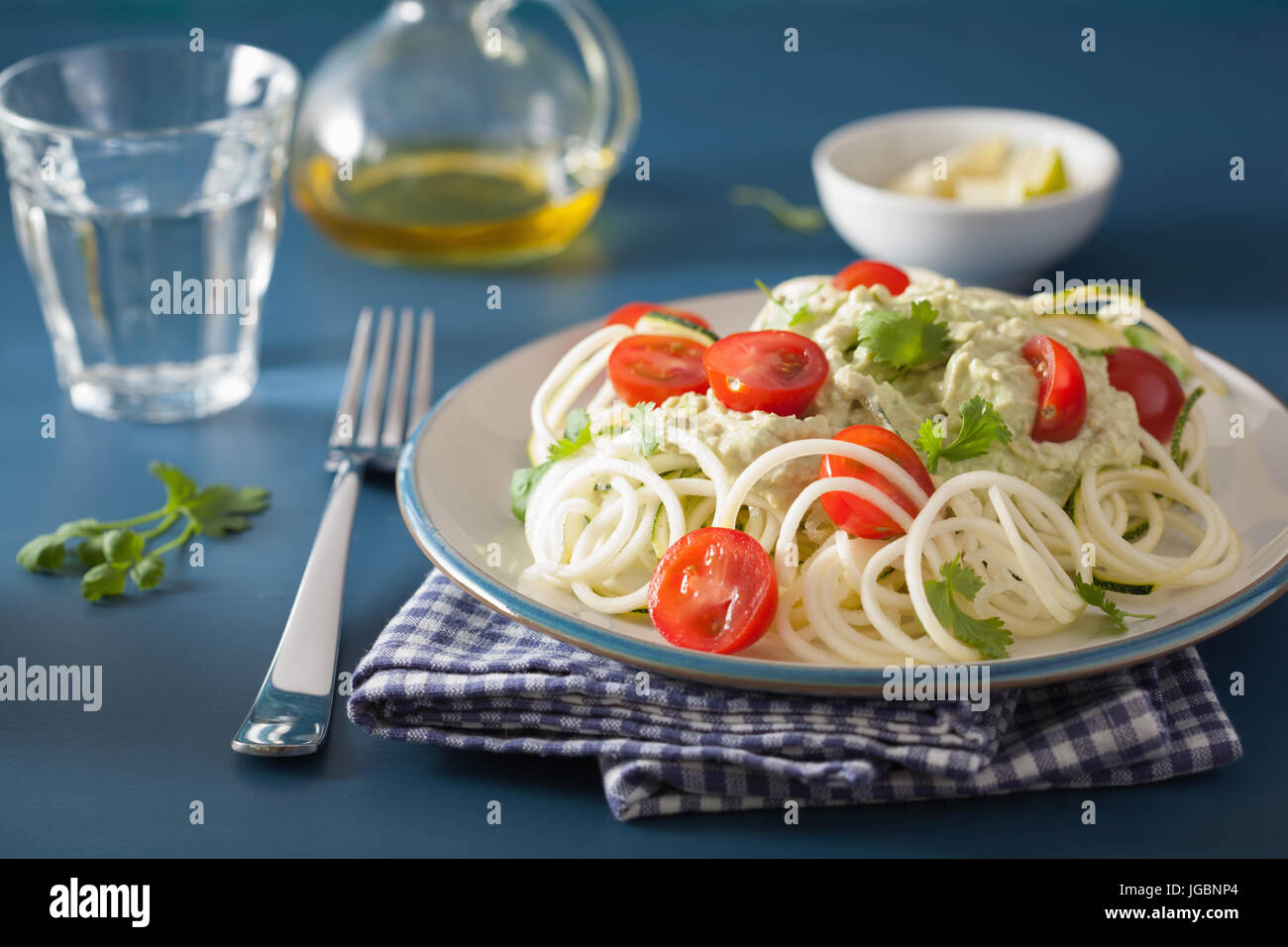 Spiralizzato zucchina con insalata di avocado dressing, sano pasto vegano Foto Stock
