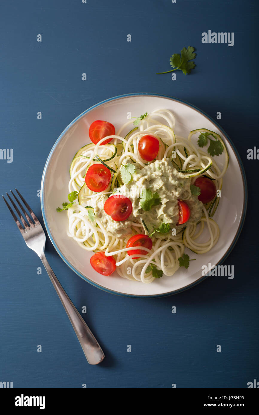 Spiralizzato zucchina con insalata di avocado dressing, sano pasto vegano Foto Stock