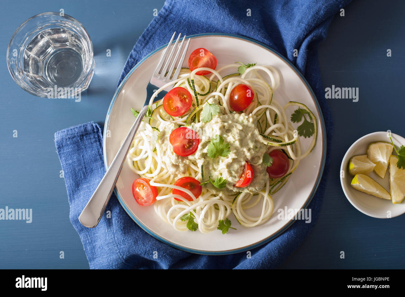 Spiralizzato zucchina con insalata di avocado dressing, sano pasto vegano Foto Stock
