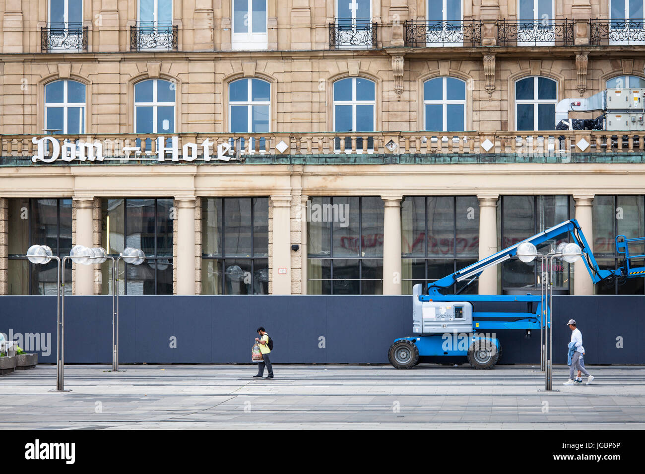 Germania, Colonia, mobile piattaforma di lavoro nella parte anteriore del abbandonato Dom Hotel vicino alla cattedrale, da anni l'hotel è una ristrutturazione della rovina. Foto Stock
