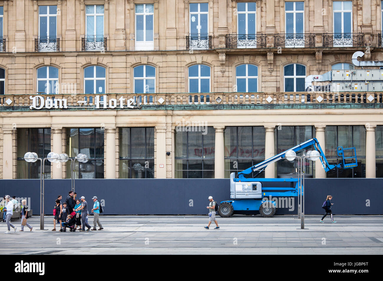 Germania, Colonia, mobile piattaforma di lavoro nella parte anteriore del abbandonato Dom Hotel vicino alla cattedrale, da anni l'hotel è una ristrutturazione della rovina. Foto Stock