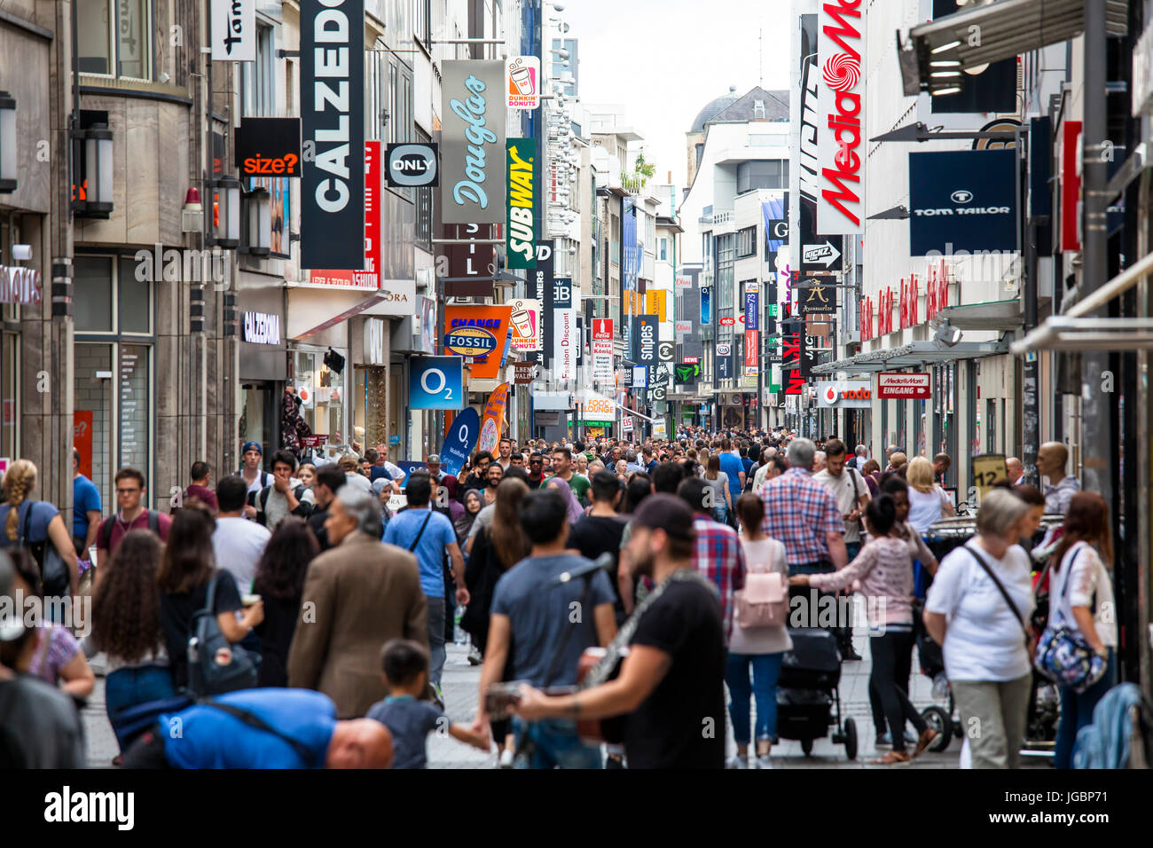 L'Europa, Germania, Colonia, la strada dello shopping Hohe Strasse. Foto Stock