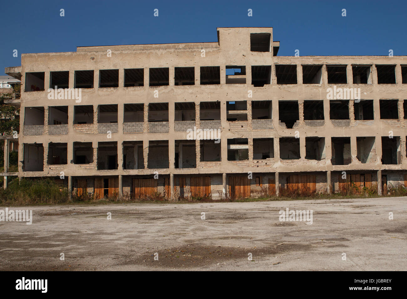 Un edificio distrutto dalla guerra in Bosnia. Foto Stock