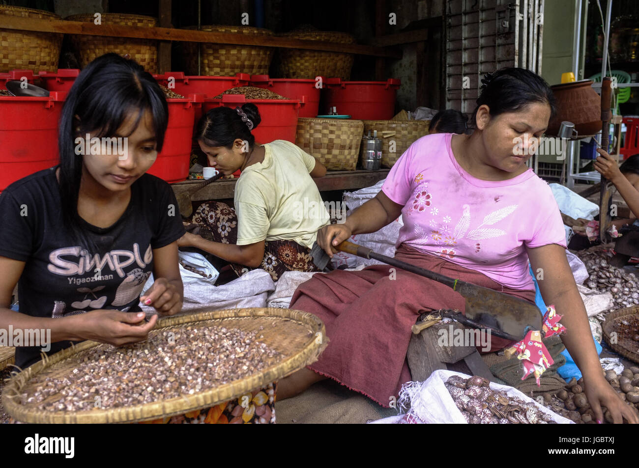 Femmina mercato birmano lavoratori, Mandalay Myanmar Foto Stock