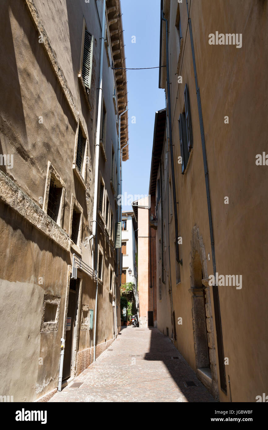 Strada stretta a Verona, Italia Foto Stock