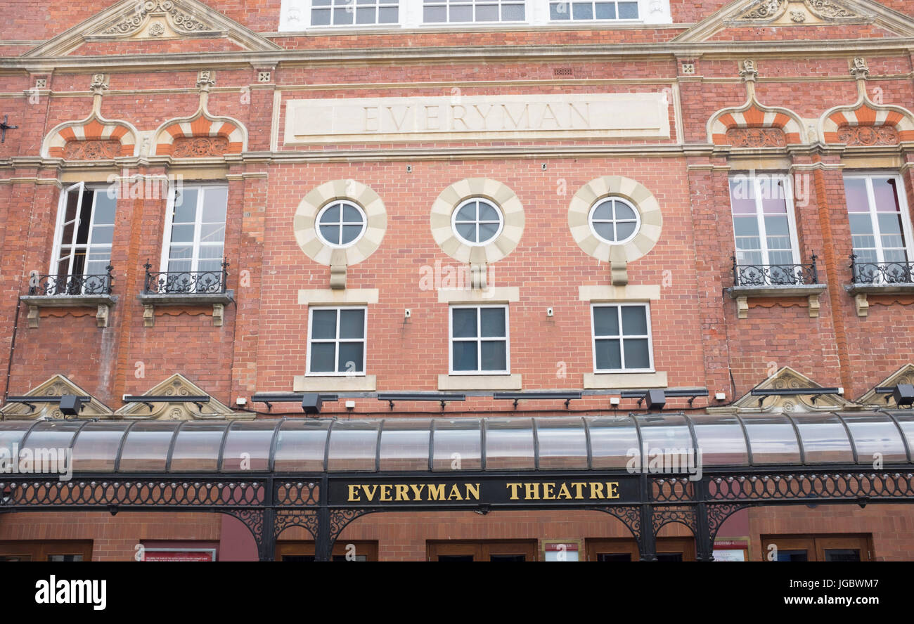 Negozi e imprese a Cheltenham. Everyman facciata del Teatro. Foto Stock