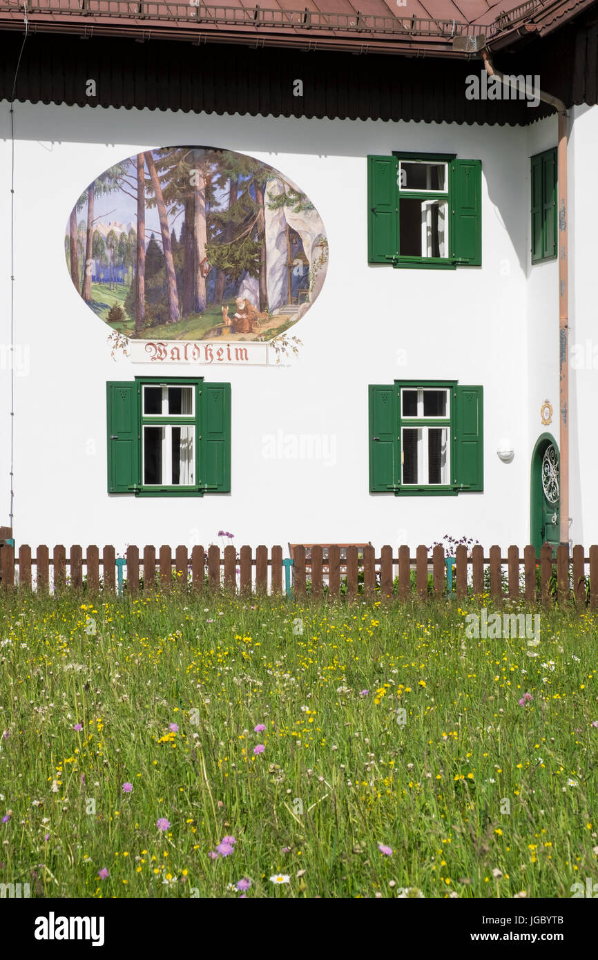 Murale dipinto sul lato di un edificio in Kirch Platz, valle di Leutasch, in estate, Tirolo, Austria Foto Stock