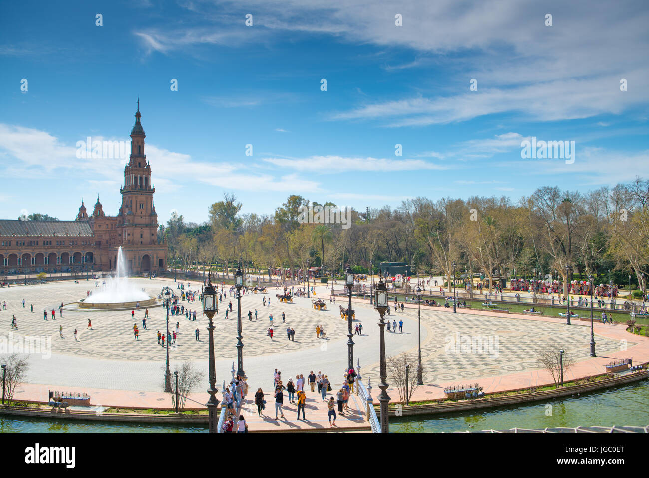 Costruito per la Ibero-americana di esposizioni 1929 Plaza de España Siviglia Andalusia ampio angolo di visualizzazione che mostra la completa Plaza Foto Stock