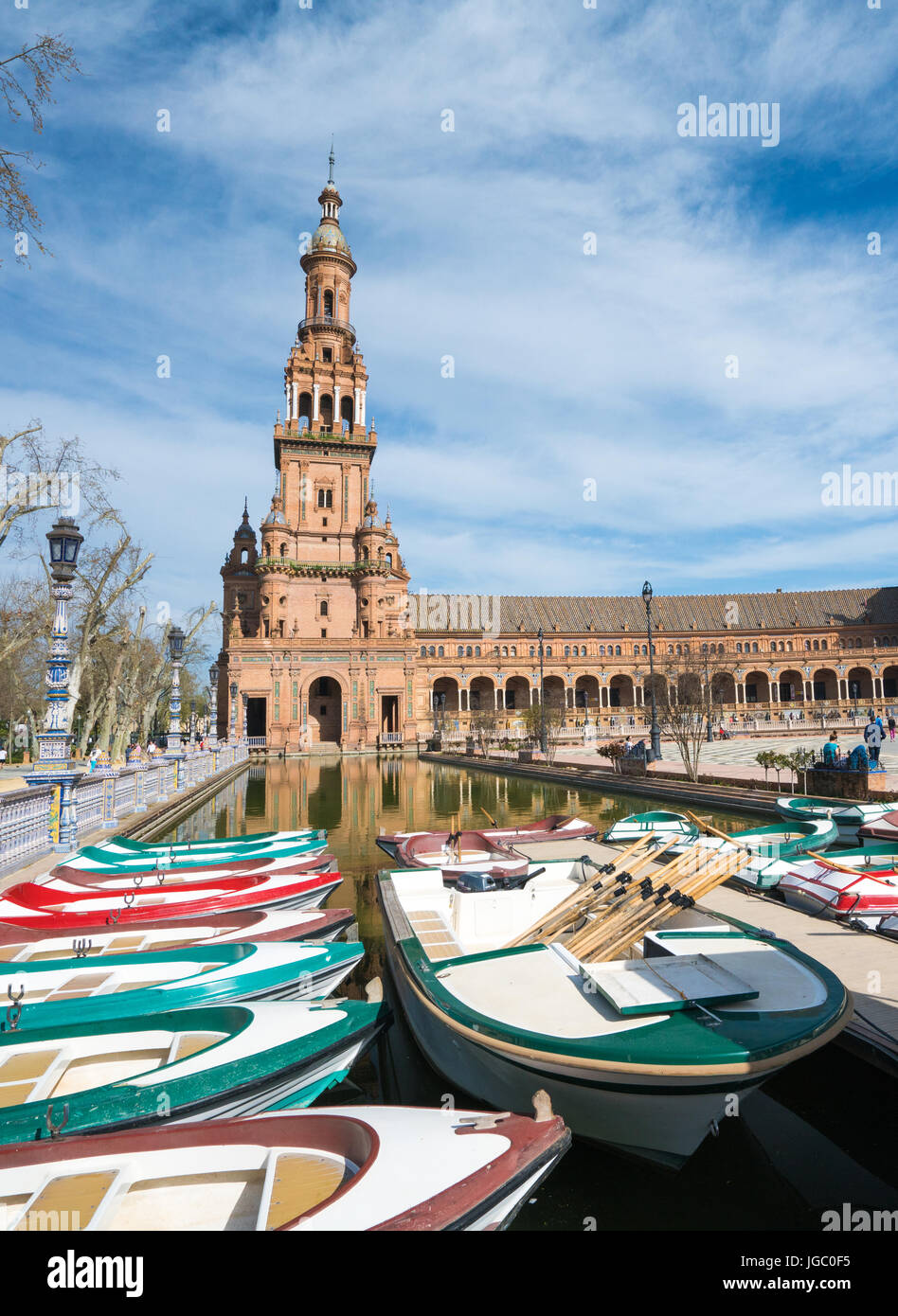 Costruito per la Ibero-americana di esposizioni 1929 Plaza de España Siviglia Andalusia con barche in primo piano teh Foto Stock