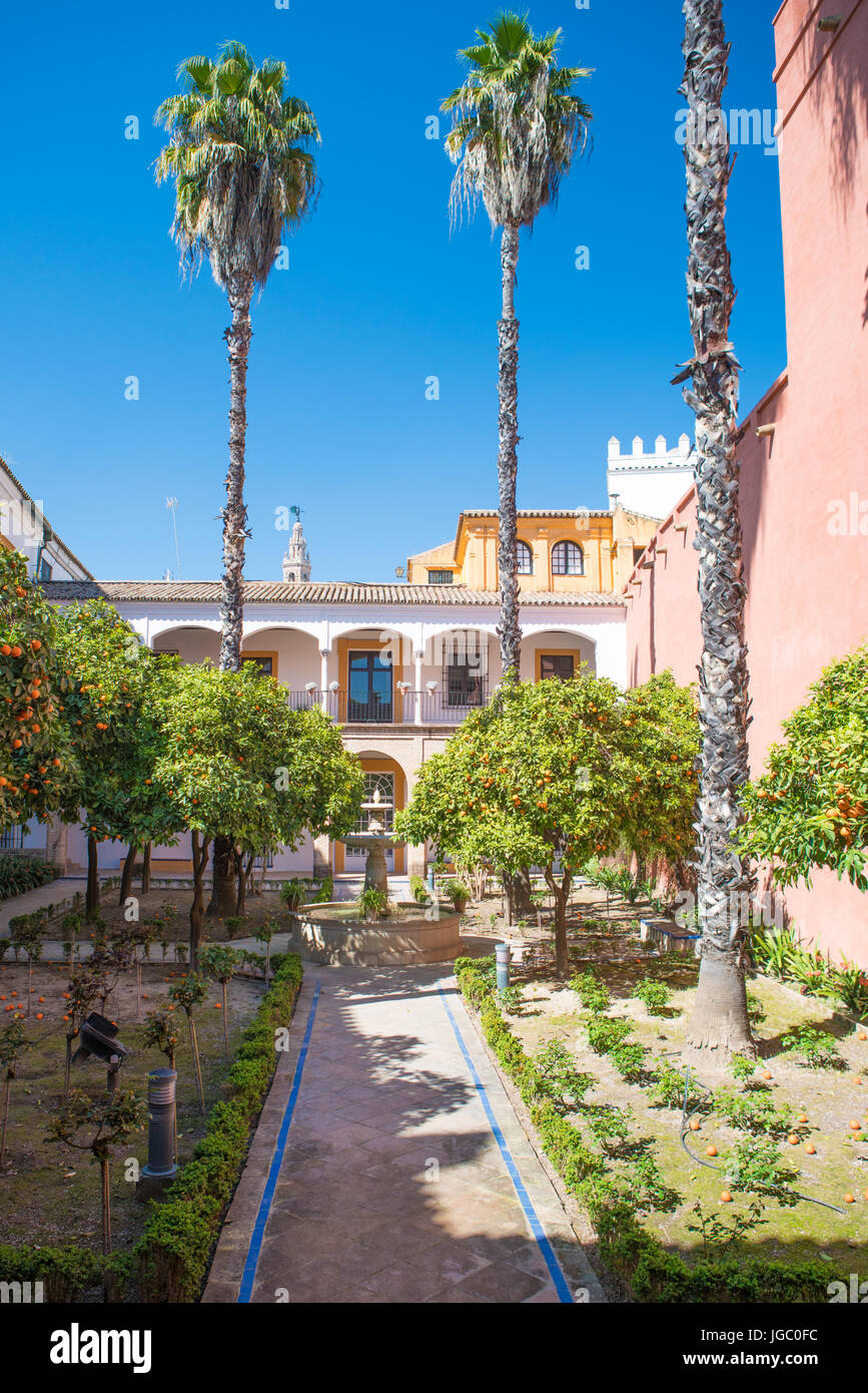 Giardini e cortile all'interno del motivo dell'Alcazar, Siviglia, in Andalusia, Spagna. Foto Stock