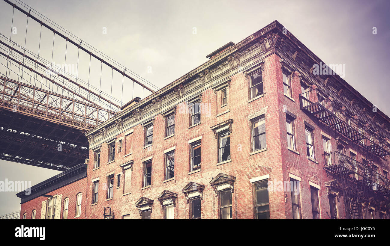 Vintage stilizzata il vecchio edificio in Dumbo quartiere, la città di New York, Stati Uniti d'America. Foto Stock