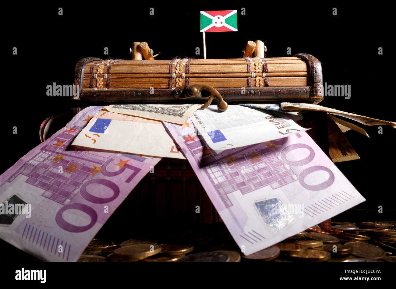 Bandiera del Burundi sulla parte superiore della cassa piena di soldi Foto Stock