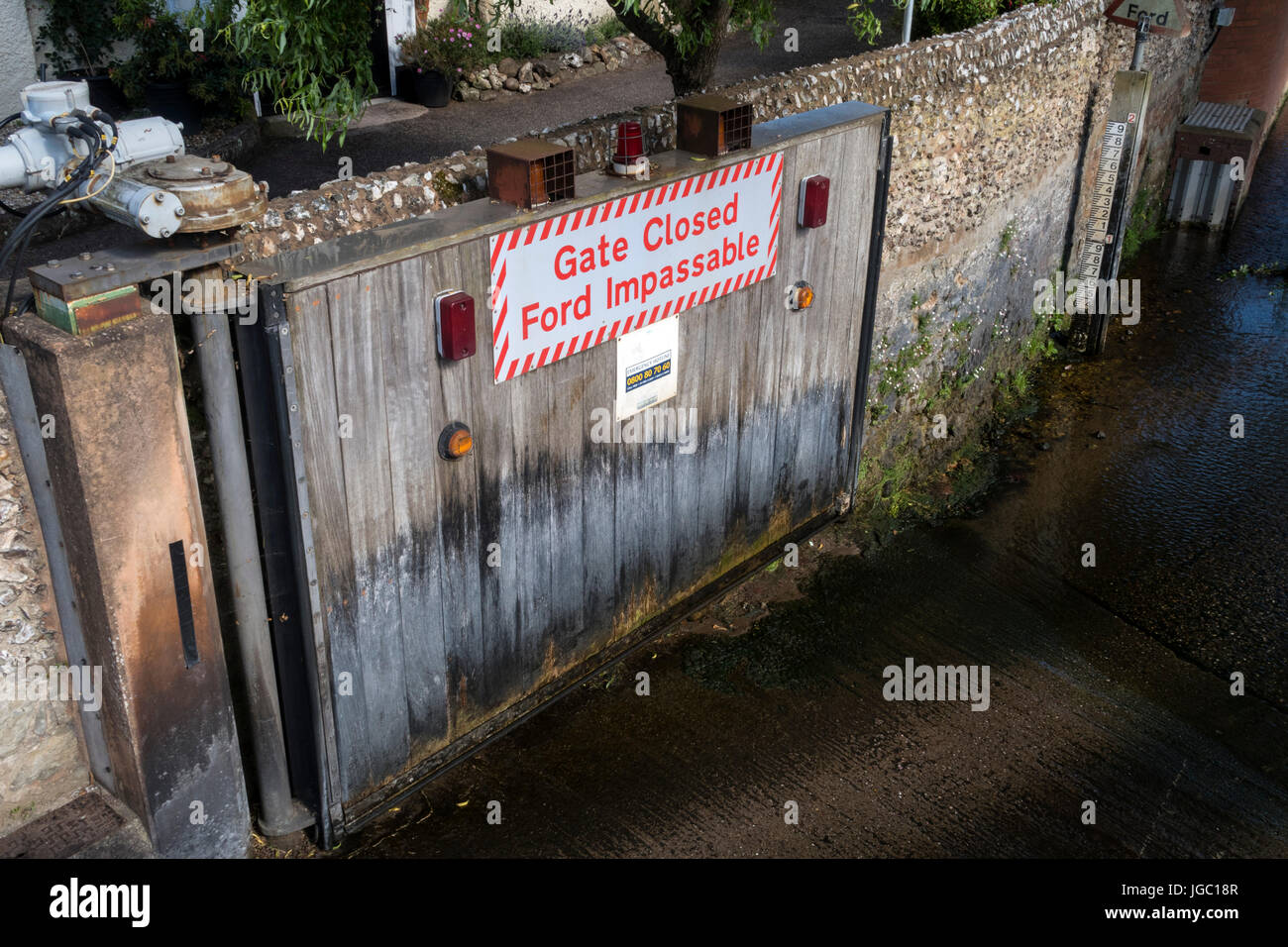 Cancelli controllati elettronicamente del fiume Sid ford a Sidmouth Devon. Le porte si chiudono quando il livello dell'acqua sale troppo alta. Foto Stock