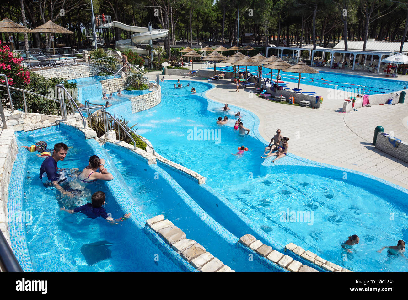 Torvaianica, Italia - Luglio 2017: le persone si divertono nella piscina nel parco acquatico a Zoomarine acqua park Foto Stock