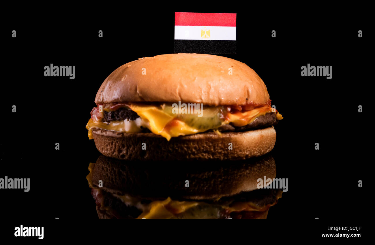 Bandiera egiziana sulla sommità di hamburger isolato su sfondo nero Foto Stock