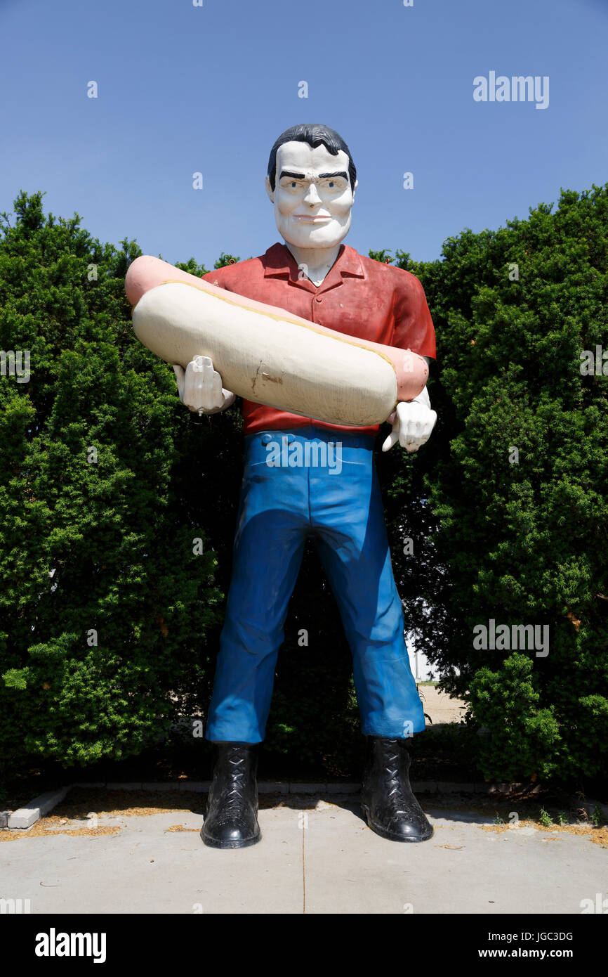 Paolo marmitta uomo con Hot Dog, Illinois, Logan County, Atlanta, Stati Uniti d'America Foto Stock