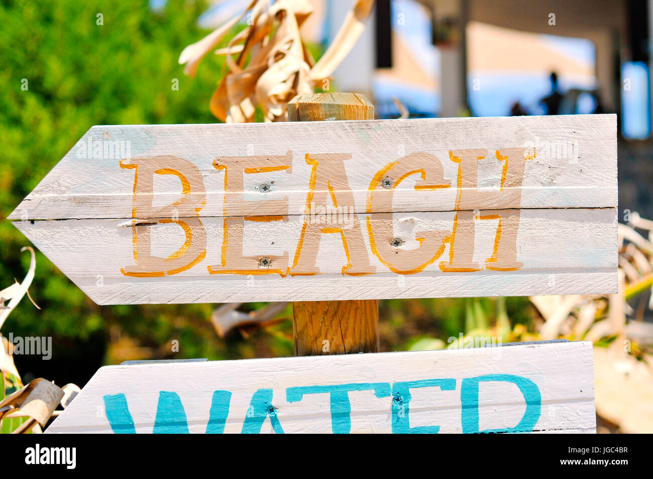 Primo piano di un rustico indicazioni del cartello in legno con la spiaggia di testo scritto in esso, in Isola di Ibiza, Spagna Foto Stock