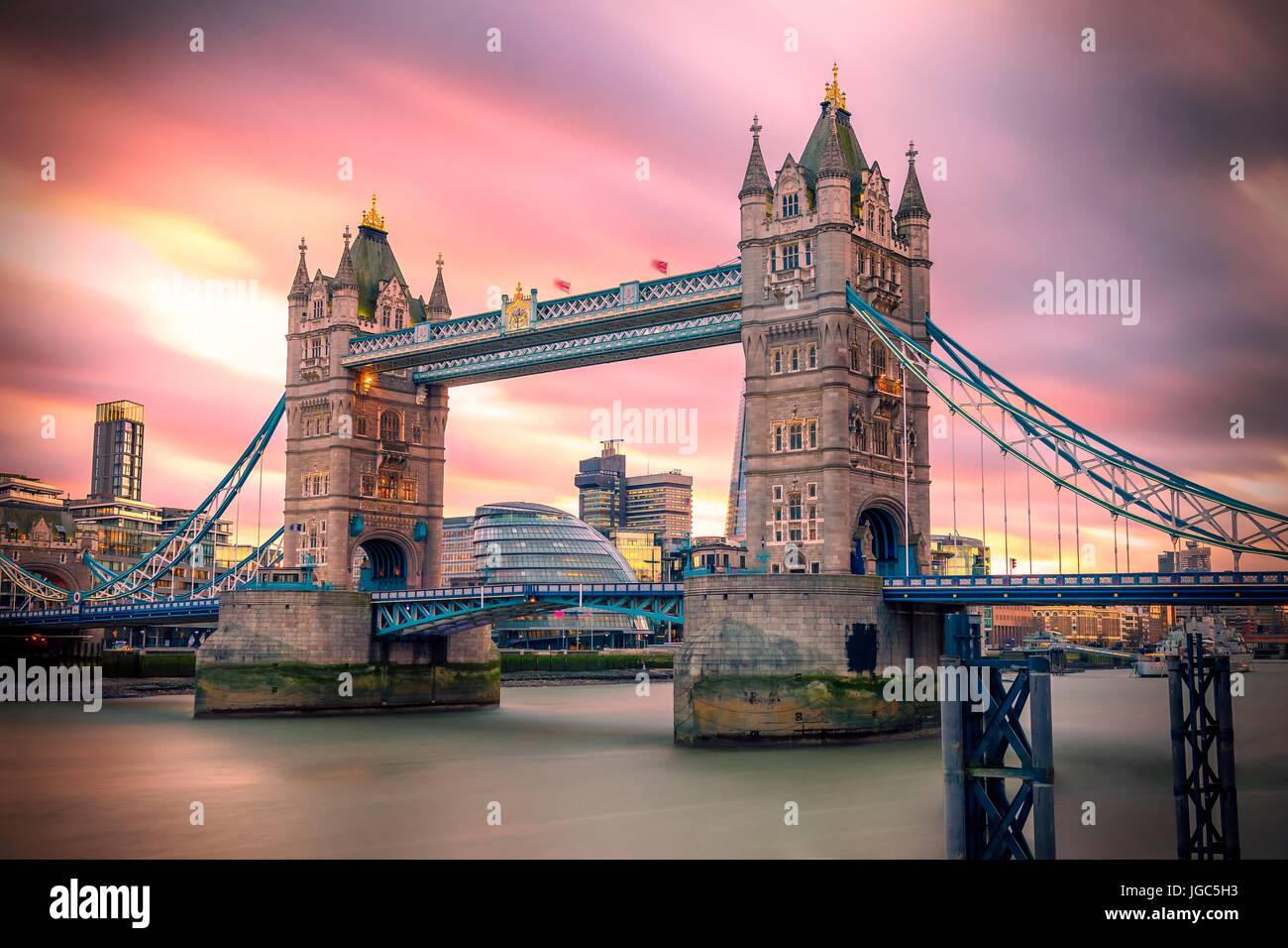 Il Tower Bridge (London City) al tramonto Foto Stock