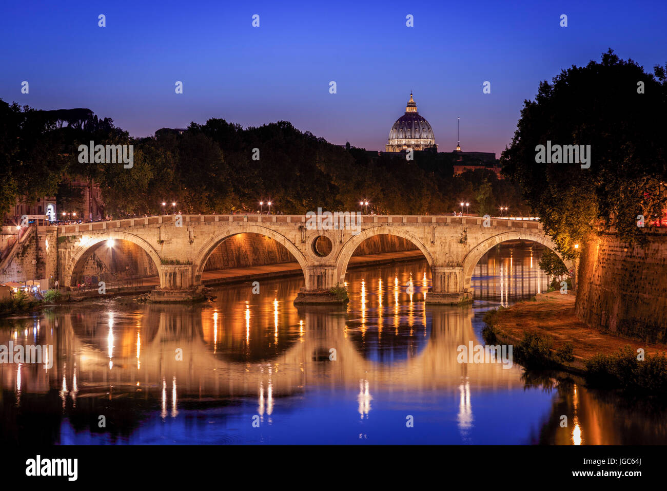 Ponte Sisto ponte, Tevere e sulla Basilica di San Pietro, Roma, Italia Foto Stock