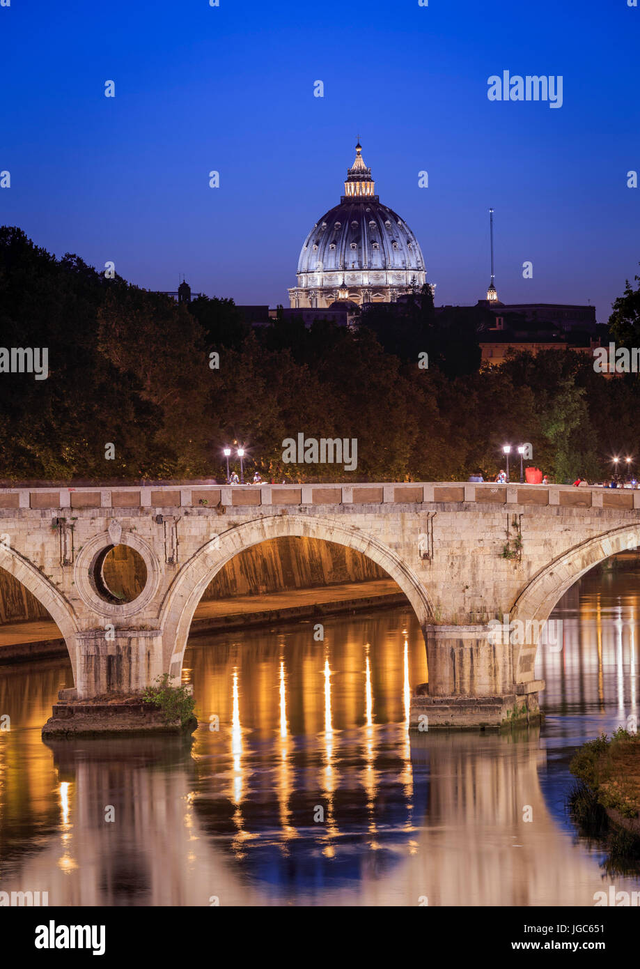 Ponte Sisto ponte, Tevere e sulla Basilica di San Pietro, Roma, Italia Foto Stock