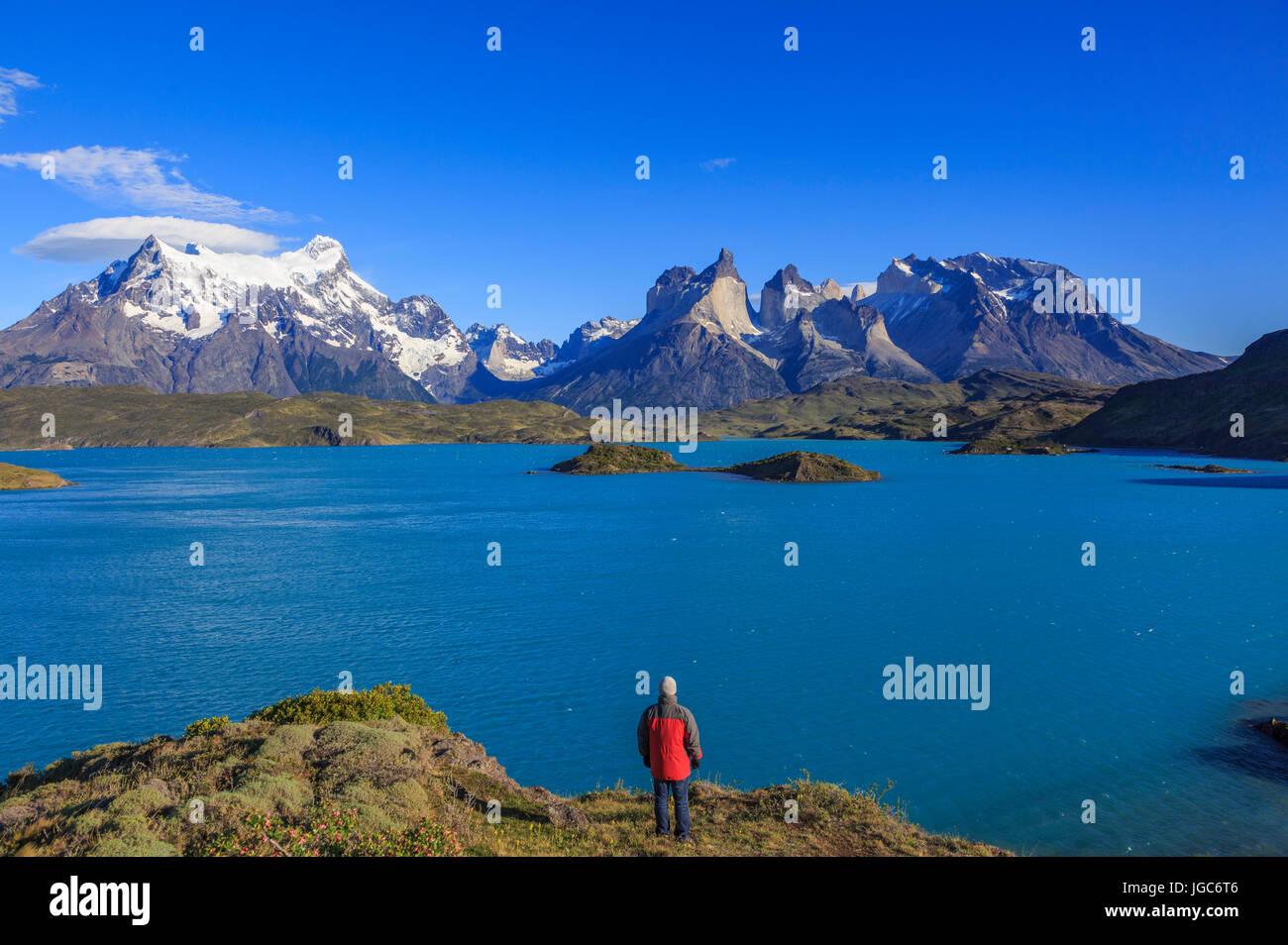 Escursionista nel Parco Nazionale di Torres del Paine, Patagonia, Cile Foto Stock
