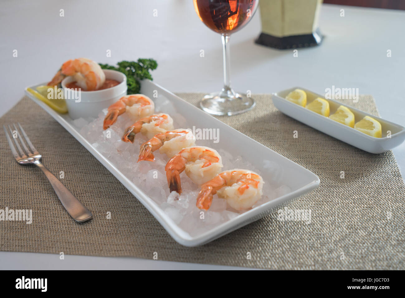 Freschi cocktail di gamberetti in ghiaccio con salsa cocktail, succo di limone e vino Foto Stock