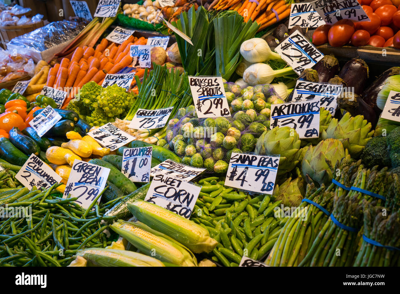 Vegatables fresca in un mercato di fattoria Foto Stock