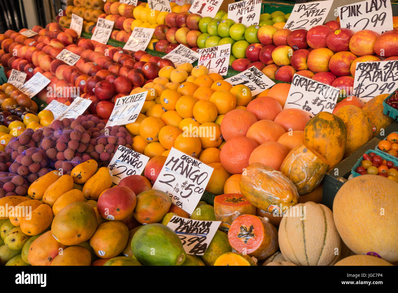 Frutta fresca in un mercato di fattoria Foto Stock