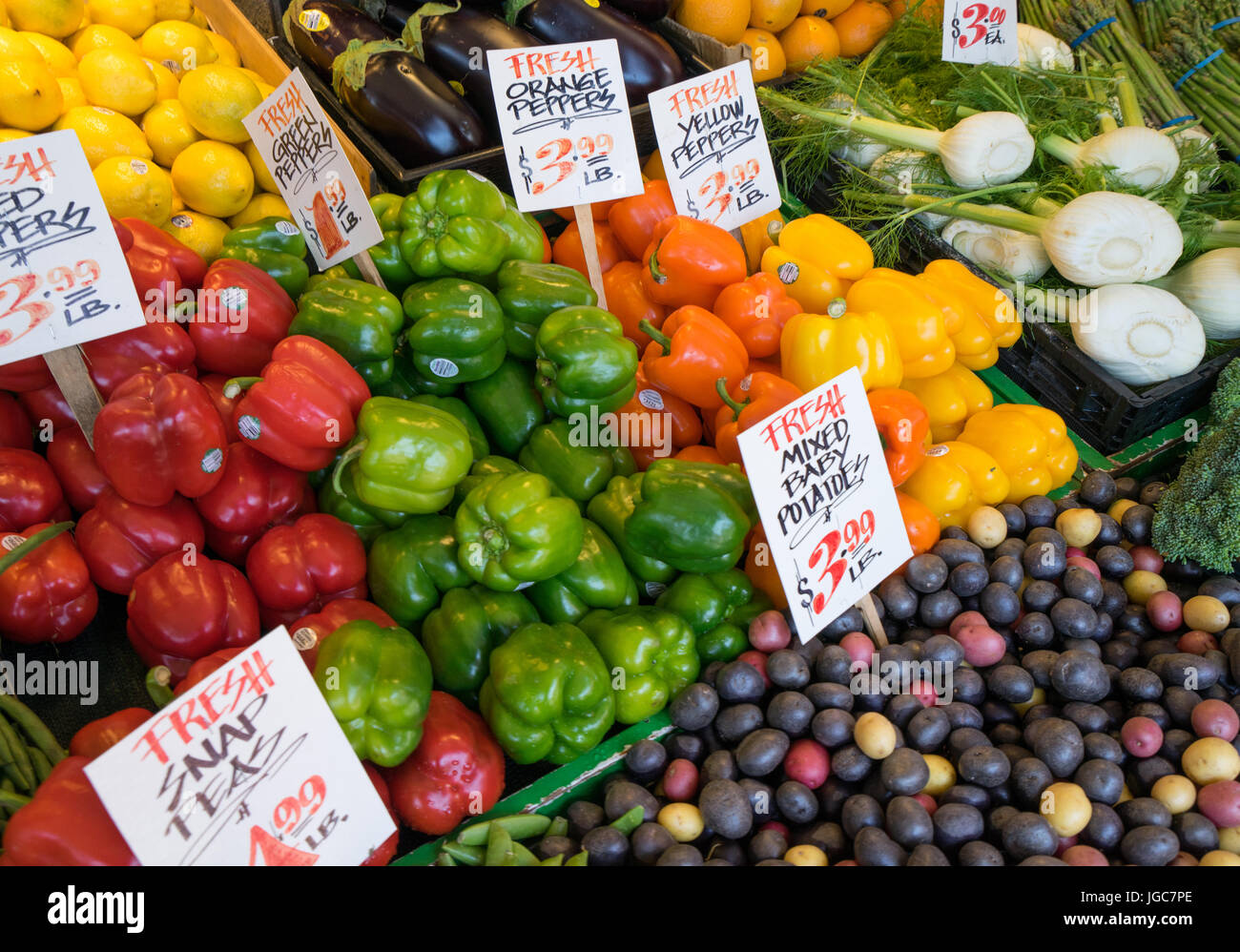 Vegatables fresca in un mercato di fattoria Foto Stock