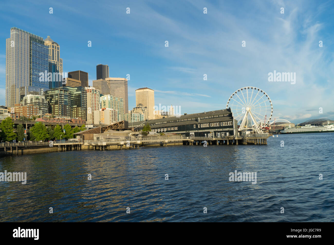Lo skyline di Seattle sul lungomare Foto Stock