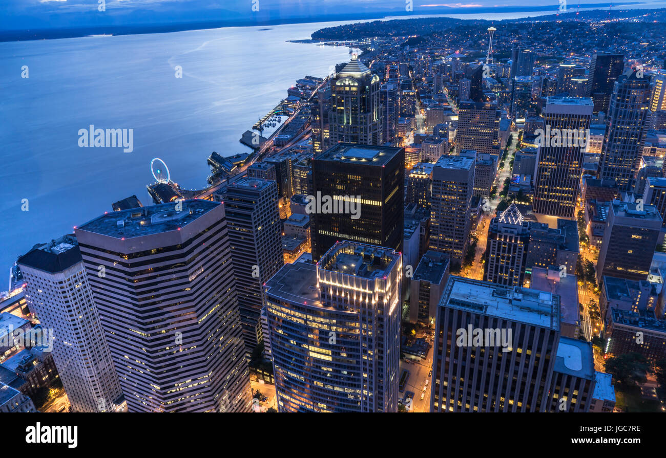 Vista aerea del Seattle skyline della città di notte Foto Stock