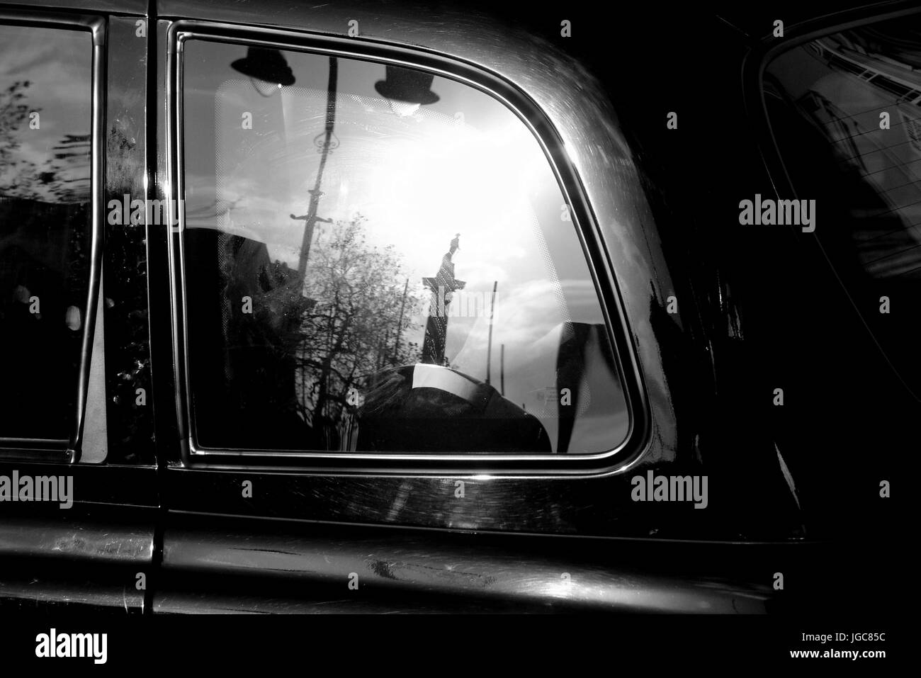 Cabina di Londra TAXI - TRAFALGAR colonna riflessione Londra Inghilterra - classico LONDON CAB © Frédéric BEAUMONT Foto Stock