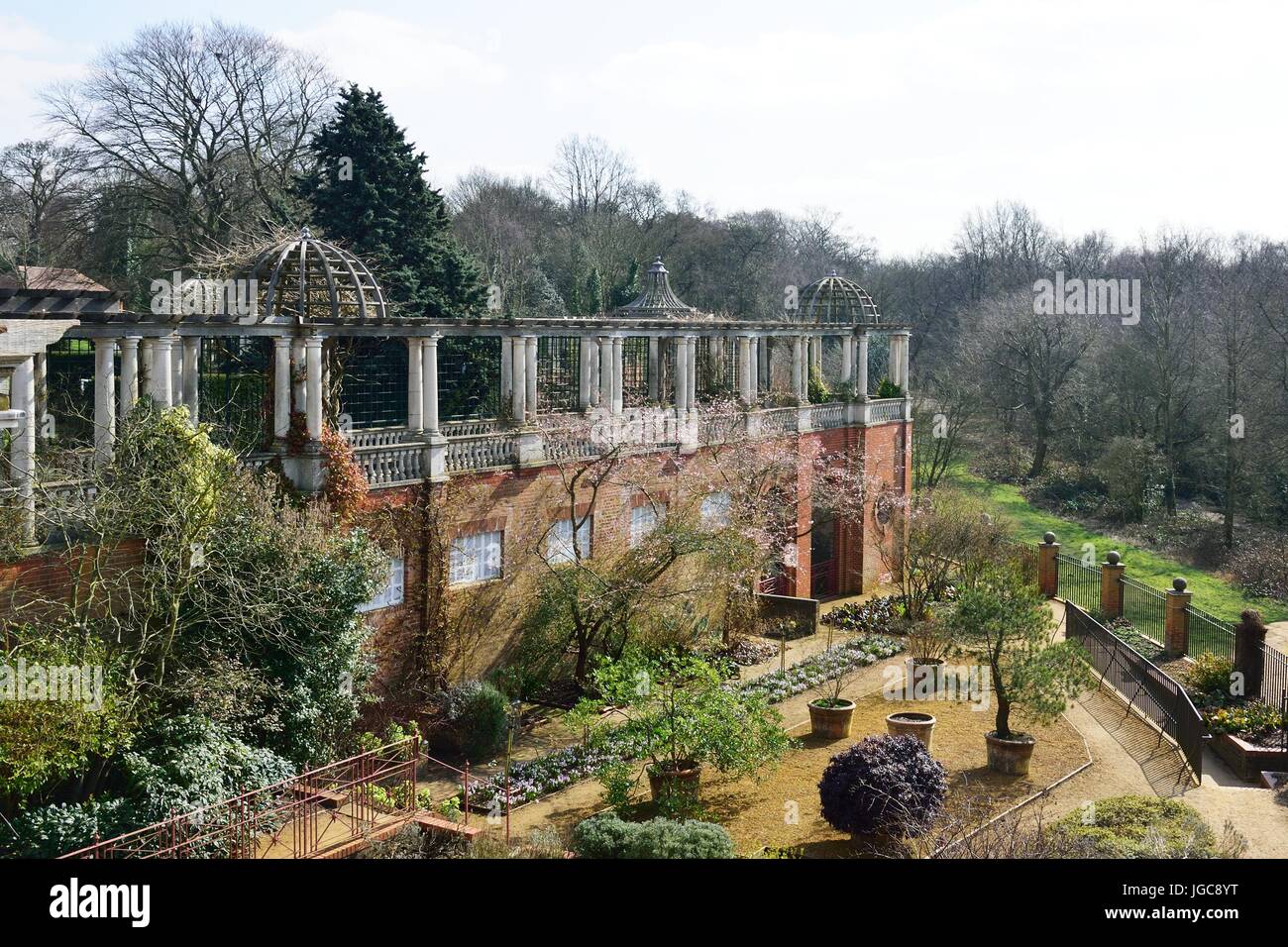Pergola con grande giardino inglese Foto Stock