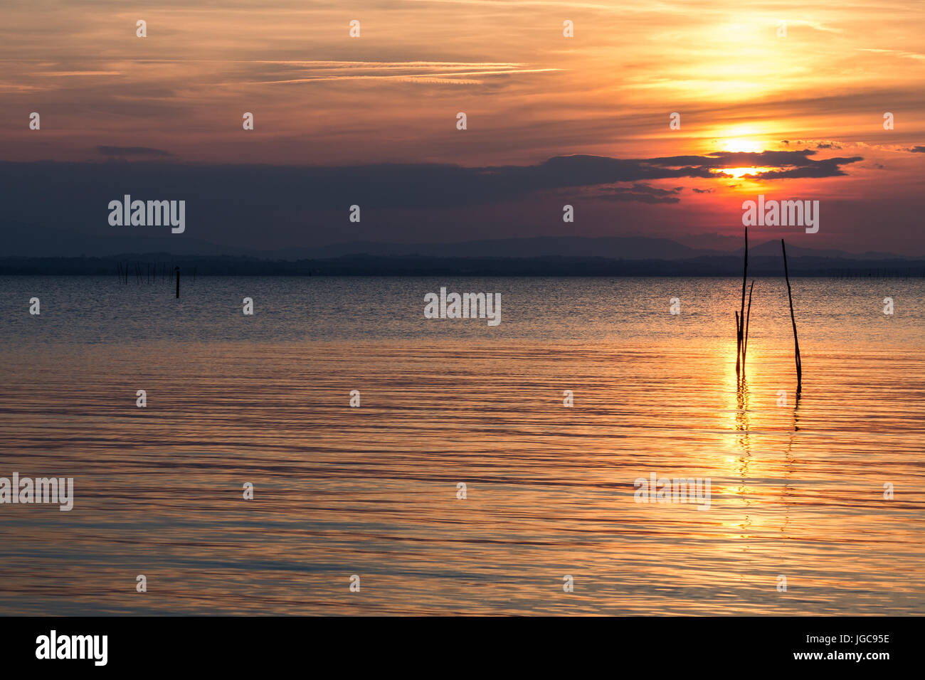 Bel Tramonto Con Il Sole Che Tramonta Dietro Alcune Nuvole E
