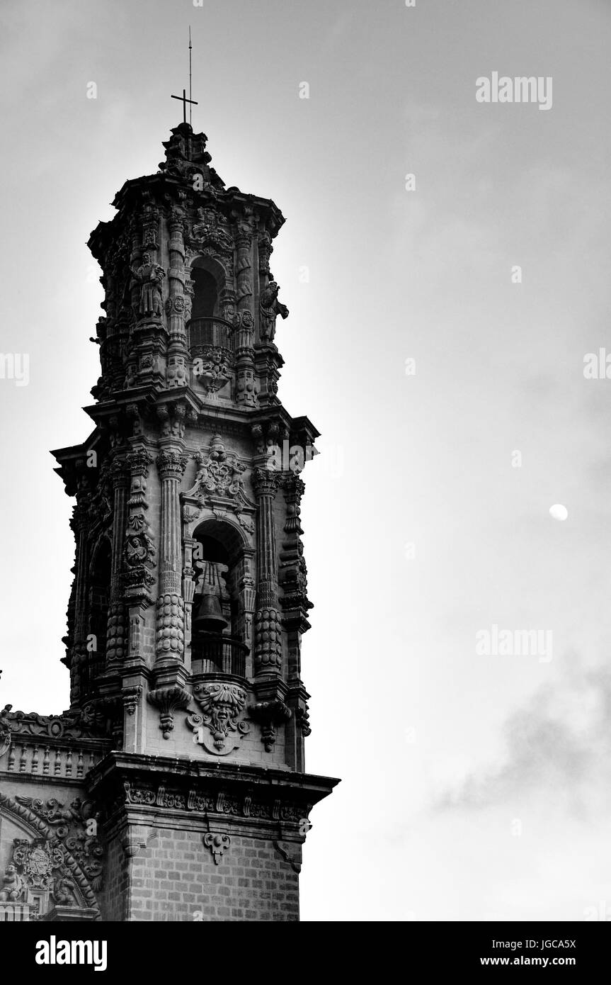 Dettagli architettonici della chiesa di Santa Prisca, Taxco de Alarcon, Messico costruito da Jose de la Borda che hanno fatto fortuna nel settore minerario in ornato Foto Stock