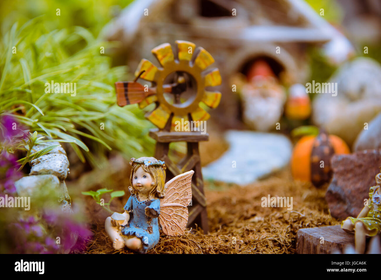 Vista dettagliata del giardino fiabesco. Case in miniatura posti per assomigliare ad assomigliare ad un villaggio in una terra magica. Foto Stock