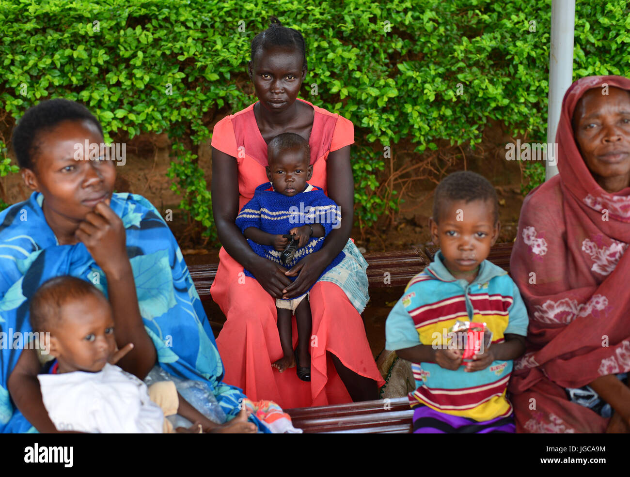 Wau, Wau, Sud Sudan. 4 Luglio, 2017. Le donne e i loro neonati, sfollate dalle loro case per i combattimenti e molti gravemente malnutriti, cercano il trattamento medico presso il San Daniele Berneu ospedale, gestito dalle suore Salesiane e il Wua arcidiocesi nel sud Sudan. Dopo la guerra civile scoppiata nel sud Sudan tre anni fa, milioni di persone sono state sfollate, comprese le migliaia di persone che hanno cercato rifugio per i motivi della Santa Maria Aiuto dei Cristiani nella cattedrale di Wau. La città è stata attaccata dai ribelli nel giugno dello scorso anno e la guerra civile in corso ha mantenuto le persone dove si trovano solo con una minima razioni dal World Food Foto Stock