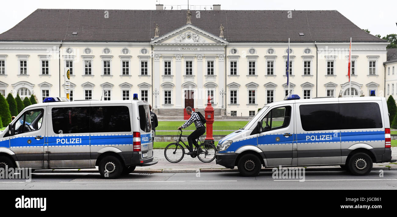 Berlino, Germania. 5 Luglio, 2017. I veicoli della polizia di fronte al Bellevue Palace a Berlino, Germania, 5 luglio 2017. Il presidente cinese Xi Jinping è in visita a Berlino in vista del vertice G20 di Amburgo (7-8 luglio 2017). Foto: Ralf Hirschberger/dpa-Zentralbild/dpa/Alamy Live News Foto Stock