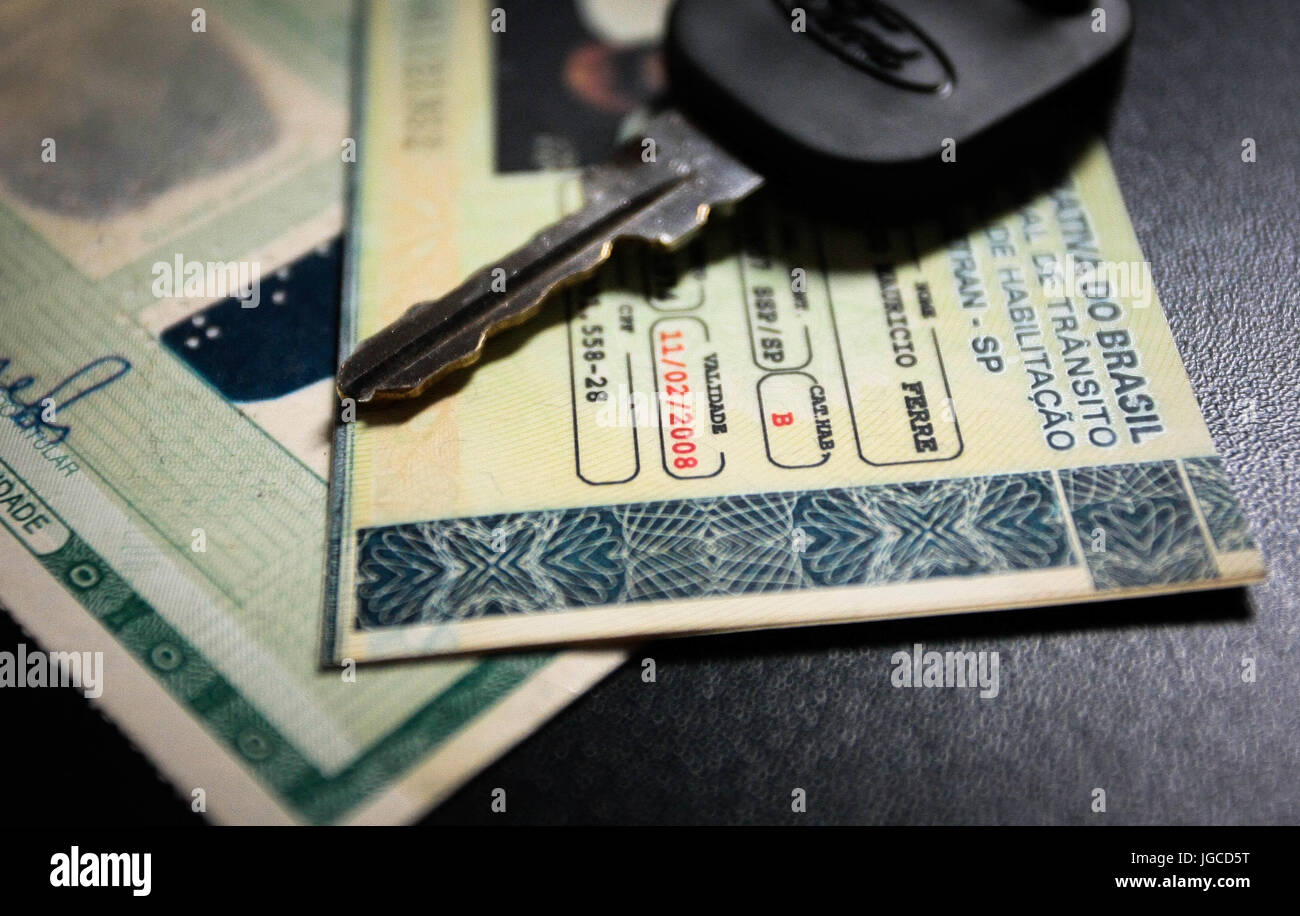 SÃO PAULO, SP - 05.07.2017: CNH VENCIDA COMO DOCUMENTO IDENTIFICAÇÃO - Il driver nazionale&# Licenza (Ce (CNH), dall'attuale legge, possono essere utilizzati solo per 30 dayser la data di scadenza. Contran (Nazionale Trl consiglio di traffico) ha annunciato martedì scorso (04), che CNH è scaduto, poteva essere utilizzato solo come un documento di identificazione ma non alla guida. (Foto: Aloisio Mauricio/Fotoarena) Foto Stock