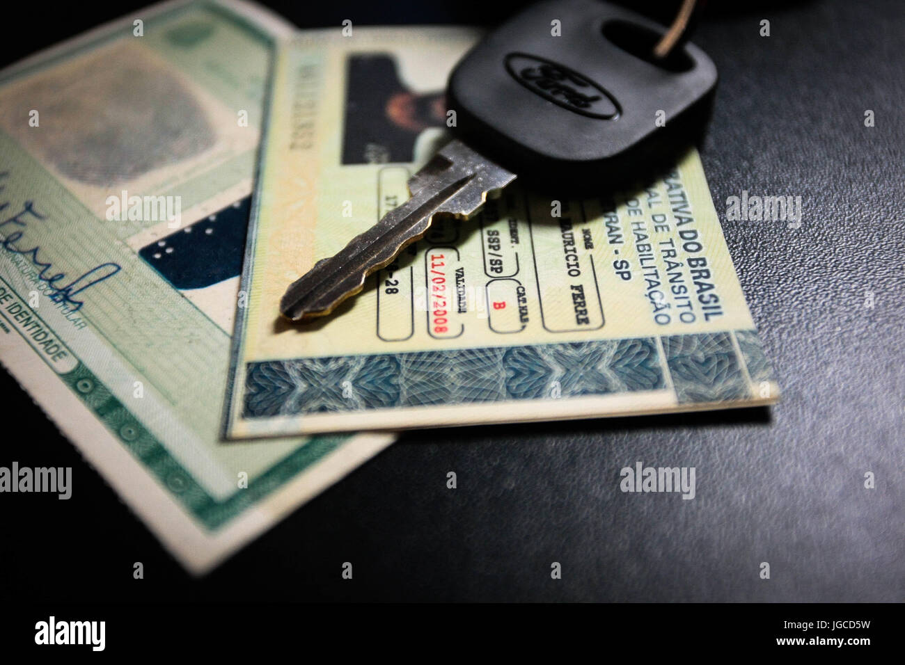 SÃO PAULO, SP - 05.07.2017: CNH VENCIDA COMO DOCUMENTO IDENTIFICAÇÃO - Il driver nazionale&# Licenza (Ce (CNH), dall'attuale legge, possono essere utilizzati solo per 30 dayser la data di scadenza. Contran (Nazionale Trl consiglio di traffico) ha annunciato martedì scorso (04), che CNH è scaduto, poteva essere utilizzato solo come un documento di identificazione ma non alla guida. (Foto: Aloisio Mauricio/Fotoarena) Foto Stock