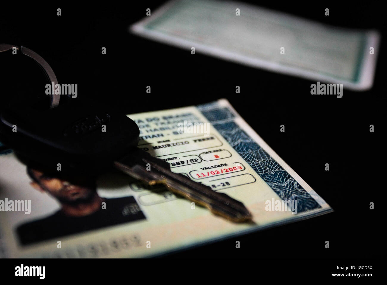 SÃO PAULO, SP - 05.07.2017: CNH VENCIDA COMO DOCUMENTO IDENTIFICAÇÃO - Il driver nazionale&# Licenza (Ce (CNH), dall'attuale legge, possono essere utilizzati solo per 30 dayser la data di scadenza. Contran (Nazionale Trl consiglio di traffico) ha annunciato martedì scorso (04), che CNH è scaduto, poteva essere utilizzato solo come un documento di identificazione ma non alla guida. (Foto: Aloisio Mauricio/Fotoarena) Foto Stock