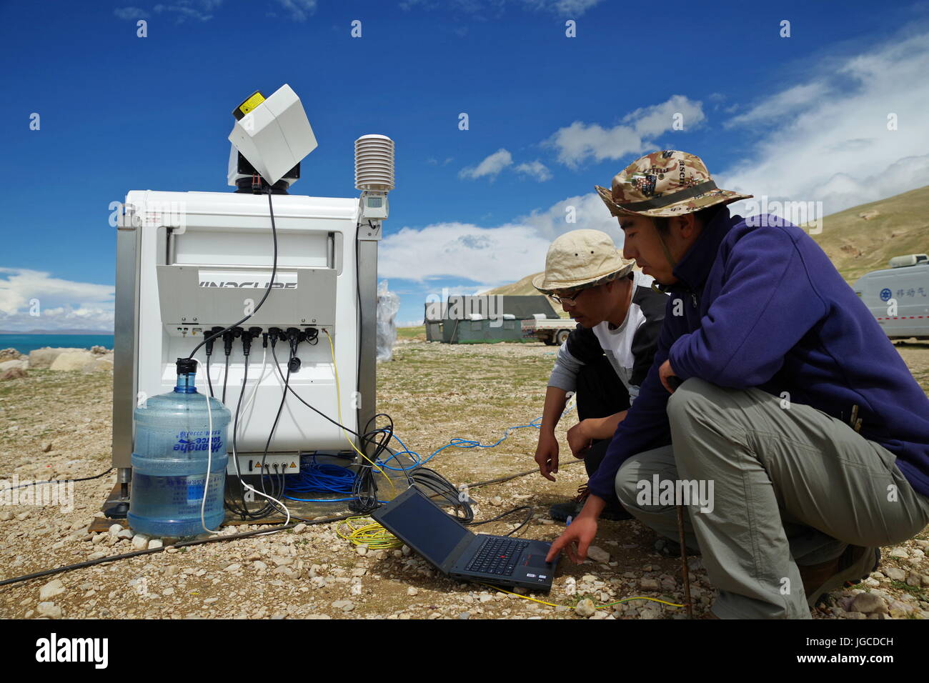 (170705) -- NAGQU, 5 luglio 2017 (Xinhua) -- gli scienziati li Zhaoguo (R) e Wang Shaoying raccogliere dati da un vento radar, in Nagqu del sud-ovest della Cina di regione autonoma del Tibet, 4 luglio 2017. La Cina ha iniziato la sua seconda spedizione scientifica per la Qinghai-Tibet altopiano per studiare i cambiamenti climatici, la biodiversità e ambiente negli ultimi decenni. (Xinhua/Liu Dongjun) (lb) Foto Stock