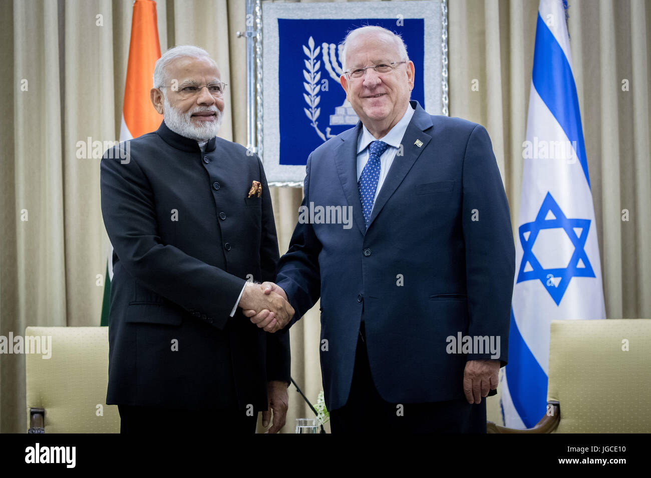 Gerusalemme. 5 Luglio, 2017. Presidente israeliano Reuven Rivlin (R) incontra il Primo Ministro indiano Narendra Modi alla residenza del Presidente a Gerusalemme il 5 luglio 2017. Credito: JINI/Xinhua/Alamy Live News Foto Stock