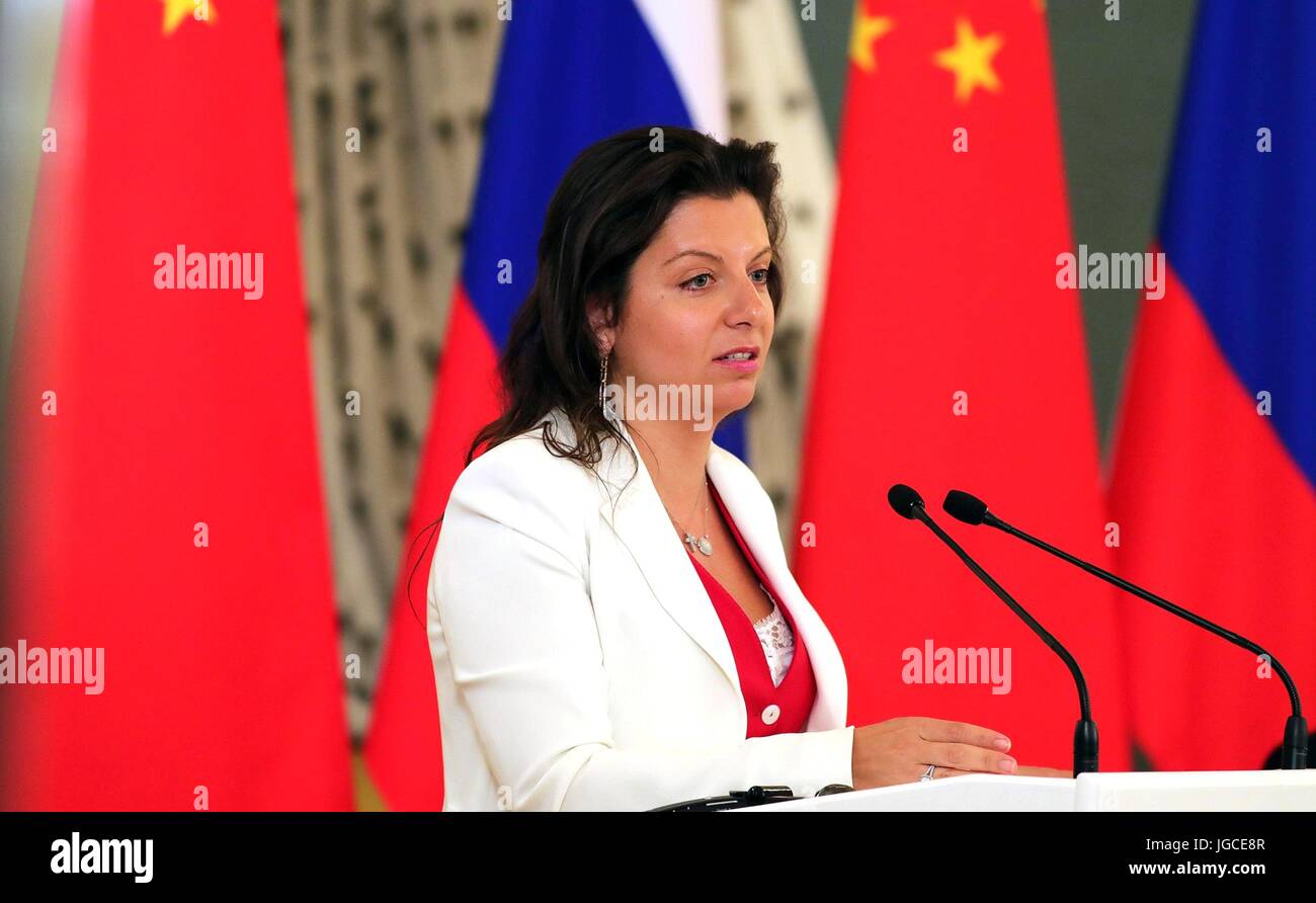 Editor in Chief della Russia oggi il canale TV e il Rossiya Segodnya News Agency Margarita Simonyan pone una domanda del presidente russo Vladimir Putin durante un incontro con i membri del business e la media europea con il presidente cinese Xi Jinping al Cremlino Luglio 4, 2017 a Mosca, in Russia. Foto Stock