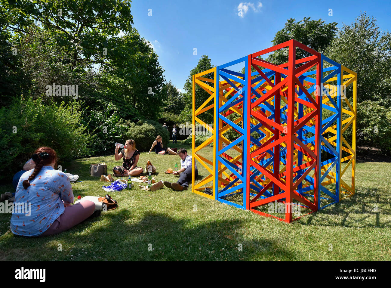 Londra, Regno Unito. 5 Luglio, 2017. 'Estate - Il Regents Park", 2017, da Rasheed Araeen. Il fregio Sculpture Festival apre al pubblico in Regent's Park. All'aperto con opere di importanti artisti provenienti da tutto il mondo le sculture sono in mostra dal 5 luglio al 8 ottobre 2017. Credito: Stephen Chung/Alamy Live News Foto Stock