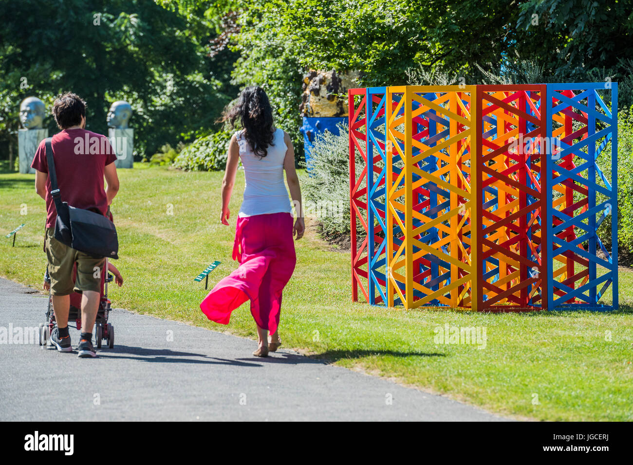 Londra, Regno Unito. 5 lug 2017. Da Rasheed Araeen, per la stagione estiva - Il Regents Park (2017) - Il fregio Sculpture Park 2017 comprende grandi opere, l'insieme nei giardini inglesi . Gli impianti rimarranno a vista fino al 8 ottobre 2017. Credito: Guy Bell/Alamy Live News Foto Stock