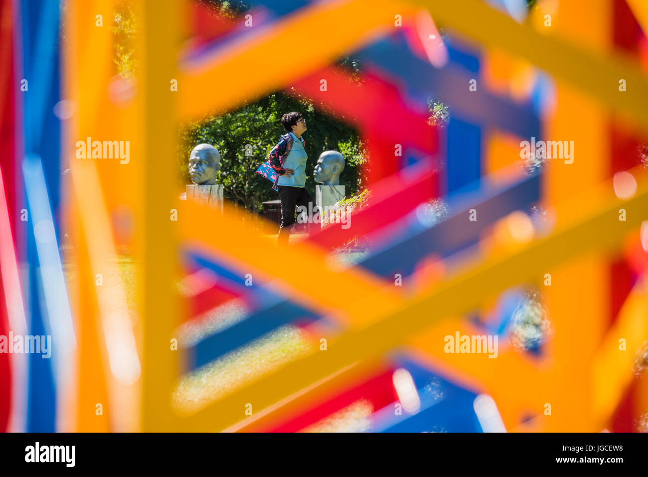 Londra, Regno Unito. 5 lug 2017. Da Rasheed Araeen, per la stagione estiva - Il Regents Park (2017) - Il fregio Sculpture Park 2017 comprende grandi opere, l'insieme nei giardini inglesi . Gli impianti rimarranno a vista fino al 8 ottobre 2017. Credito: Guy Bell/Alamy Live News Foto Stock